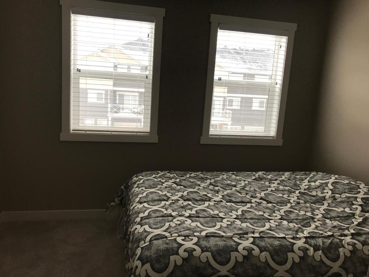 Home Stay! YYC Exteriör bild